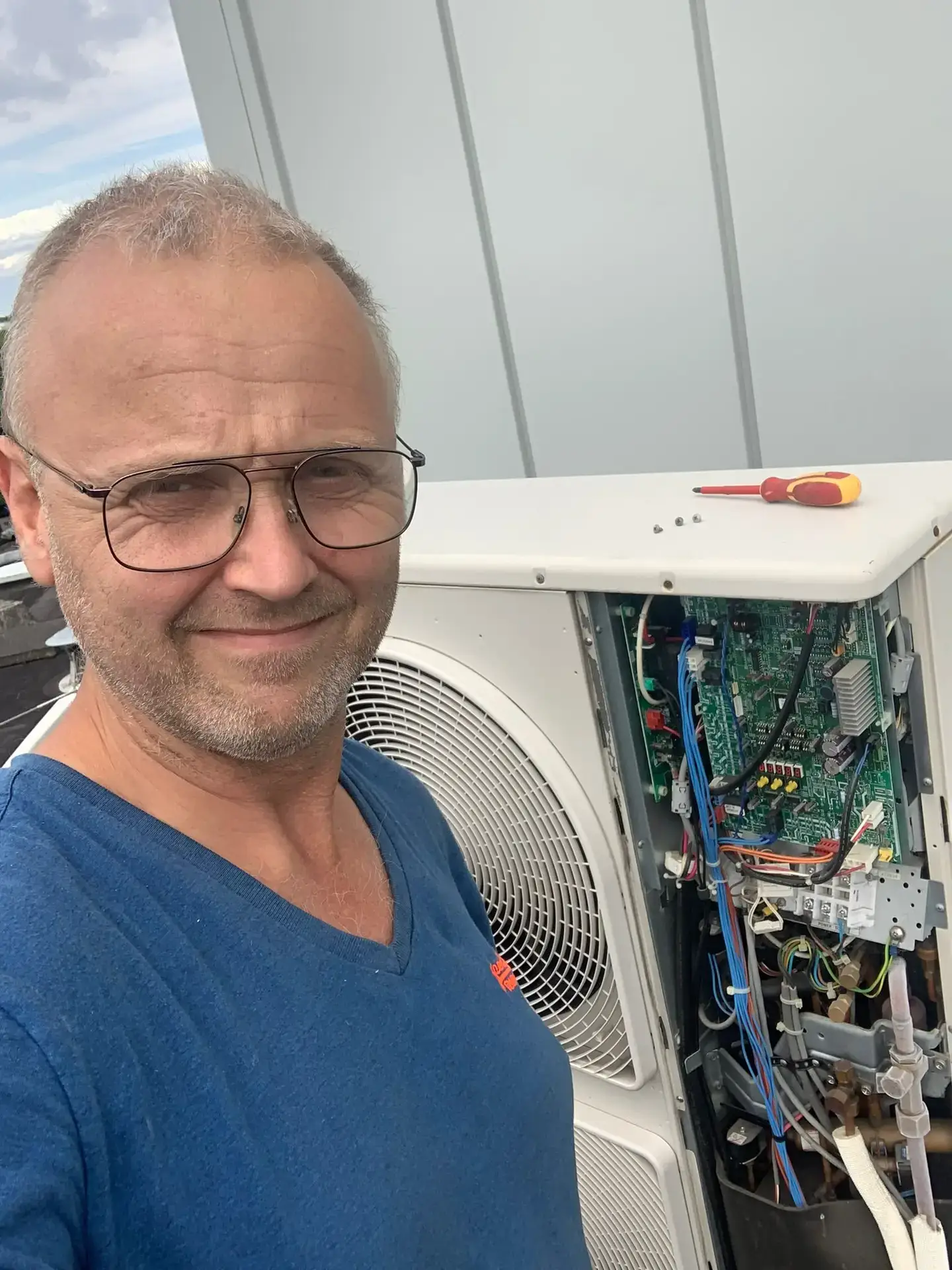 Service en onderhoud aan airco buitenunit