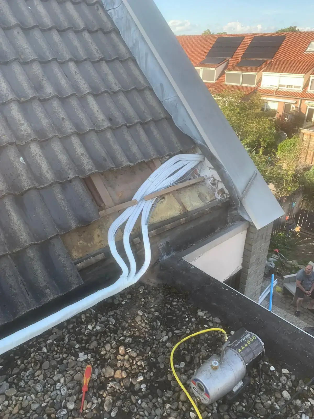 Leidingen onder dakpannen netjes weggewerkt